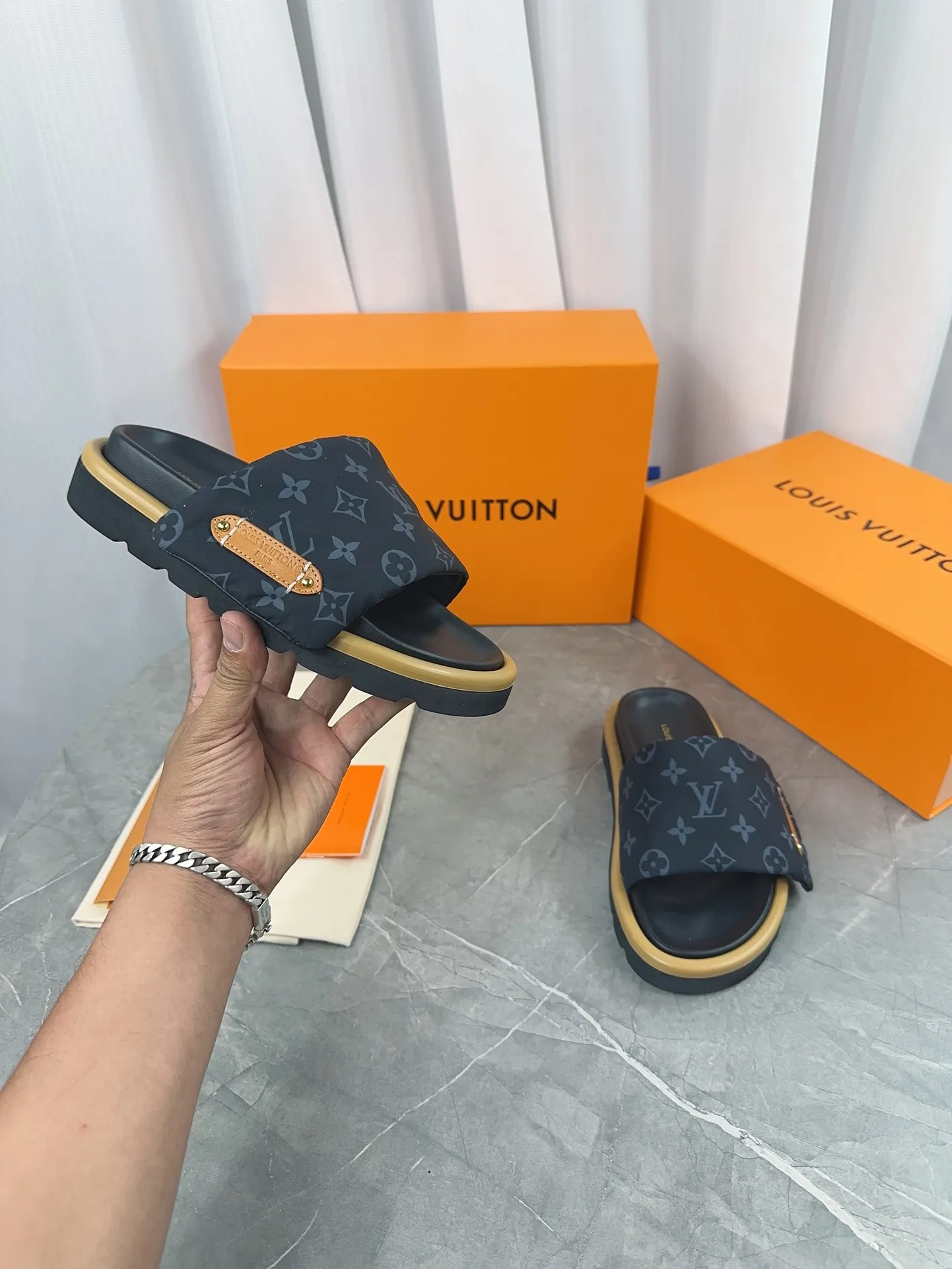 👟👟Ex-factory price 360👟👟 Women's Shoes Women's Clothing LV Donkey Brand L Home 2023 Hot Style Embossed Logo Embossed Sandals This Pool Pillow Comfort flat sandals are made of technical fabrics and use high-frequency embossing technology to reinterpret the Monogram pattern. Soft padded upper with adjustable Velcro, comfortable and tough insole adds harmonious color ▪️Fabric: Original customized technical fabric ▪️Lining: soft sheepskin lining ▪️Sole: Original open-molded rubber foam outsole Color: sky blue. Yellow. Black ▪️Size: 35-45